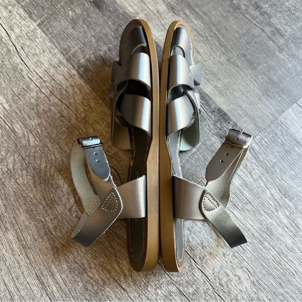 Salt Water Sandals by Hoy Silver Women’s Sandals Size 8 - Picture 4 of 10